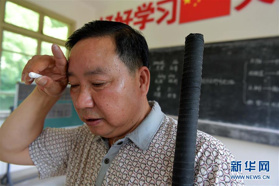 （中國(guó)網(wǎng)事·感動(dòng)2019·圖文互動(dòng)）（2）鄉(xiāng)村教師高自仁：60多根拐杖，撐起42年教學(xué)路