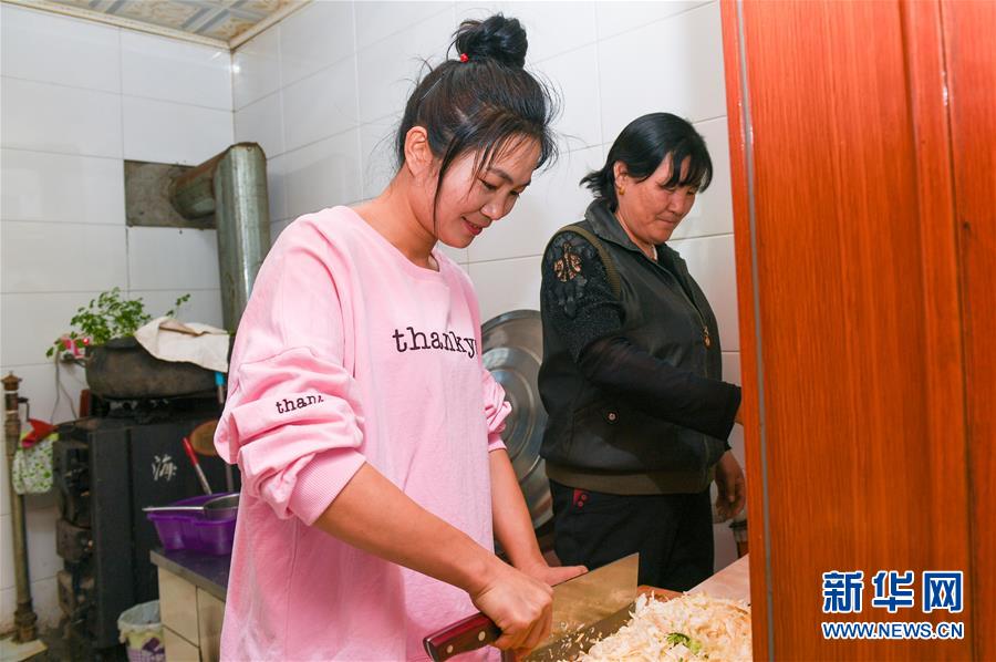 （壯麗70年&middot;奮斗新時(shí)代&middot;圖文互動(dòng)）（2）情同一家，守望相助，共奔小康&mdash;&mdash;內(nèi)蒙古興安盟巴彥敖包嘎查民族團(tuán)結(jié)見(jiàn)聞