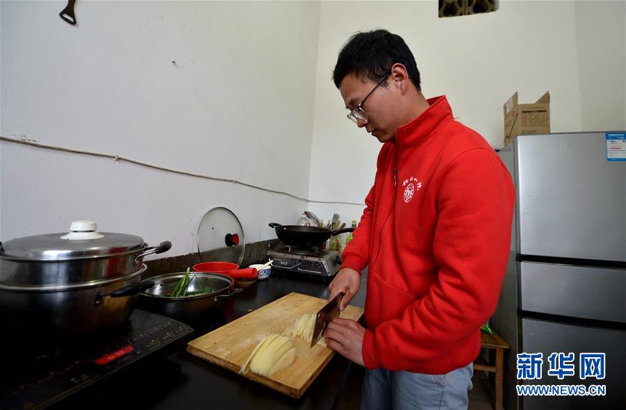 （愛國(guó)情 奮斗者·圖文互動(dòng)）（4） “解民生之多艱，育天下之英才”——中國(guó)農(nóng)大師生扎根田野書寫奉獻(xiàn)之歌