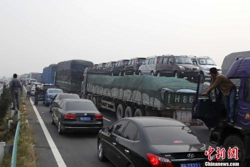 資料圖：高速擁堵不堪。<a target='_blank' ><p  align=