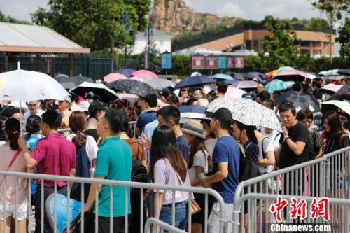 資料圖：游客排隊(duì)等待安檢。殷立勤 攝