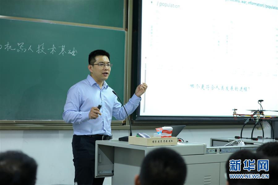 （圖文互動(dòng)）（1）心懷藍(lán)天　逐夢(mèng)云霄——記天津大學(xué)教授、一飛智控創(chuàng)始人齊俊桐