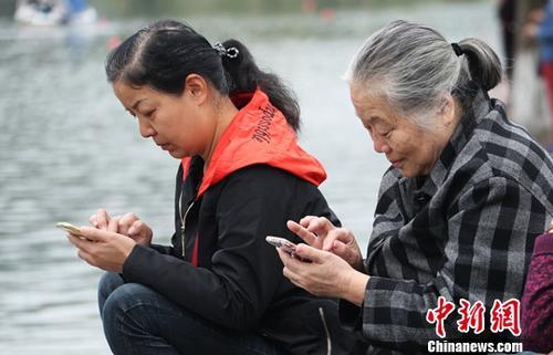 圖為中國(guó)中老年女性使用智能手機(jī)上網(wǎng)。(資料圖) 劉占昆 攝