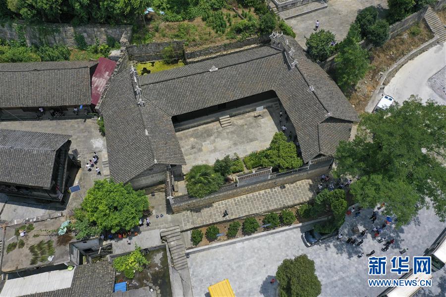 （壯麗70年·奮斗新時(shí)代——記者再走長征路·圖文互動(dòng)）（2）手捧棉被憶紅軍：走了那么多年，我們都念他們的好