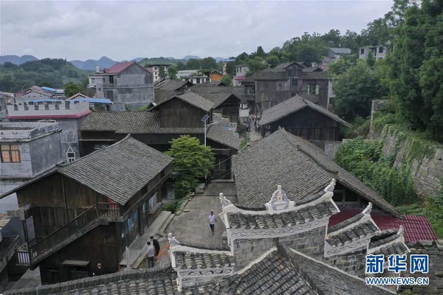 （壯麗70年·奮斗新時(shí)代——記者再走長征路·圖文互動(dòng)）（3）手捧棉被憶紅軍：走了那么多年，我們都念他們的好