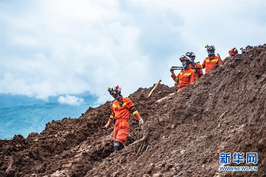 （新華全媒頭條&middot;圖文互動(dòng)）（3）有一絲希望，就盡百倍努力&mdash;&mdash;貴州水城&ldquo;7&middot;23&rdquo;特大山體滑坡72小時(shí)救援紀(jì)實(shí)