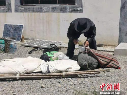 圖為黨確桑布展示以前巡邊時(shí)要帶的東西。 謝藝觀 攝