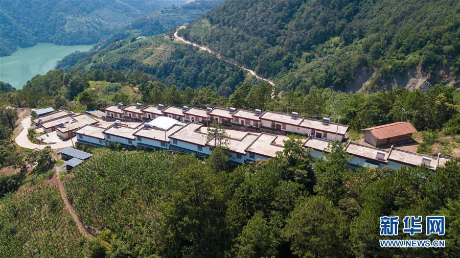 （在習(xí)近平新時代中國特色社會主義思想指引下——新時代新作為新篇章·總書記關(guān)心的百姓身邊事·圖文互動）（1）“四好農(nóng)村路”：通向幸福，通向遠(yuǎn)方
