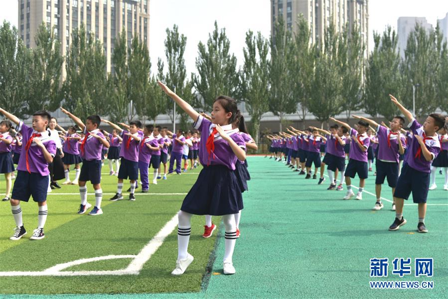 （體育&middot;圖文互動(dòng)）（1）（在習(xí)近平新時(shí)代中國(guó)特色社會(huì)主義思想指引下&mdash;&mdash;新時(shí)代新作為新篇章&middot;總書記關(guān)心的百姓身邊事）奔跑吧，少年！&mdash;&mdash;體育讓孩子們插上強(qiáng)壯的翅膀（配本社同題文字稿）