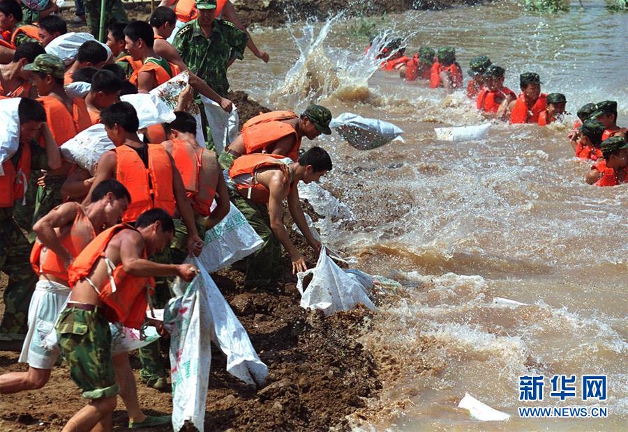 （圖文互動）（3）為了“中國號”巨輪揚(yáng)帆遠(yuǎn)航——中國共產(chǎn)黨領(lǐng)導(dǎo)下的人民軍隊(duì)忠于祖國、服務(wù)人民啟示錄