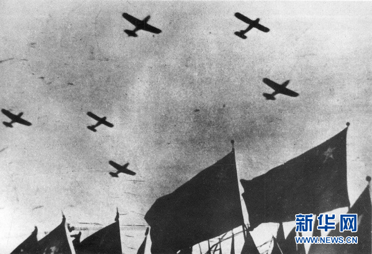 （新華全媒頭條·人民空軍70年·圖文互動(dòng)）（1）陽(yáng)光照耀奮飛的航程——黨中央、中央軍委和習(xí)主席關(guān)心人民空軍建設(shè)發(fā)展紀(jì)實(shí)