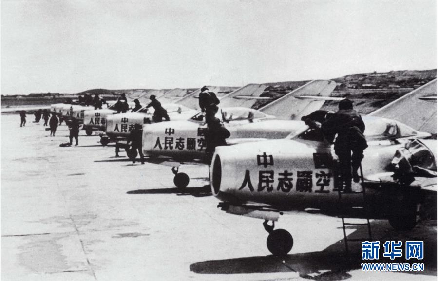 （新華全媒頭條·人民空軍70年·圖文互動(dòng)）（3）陽(yáng)光照耀奮飛的航程——黨中央、中央軍委和習(xí)主席關(guān)心人民空軍建設(shè)發(fā)展紀(jì)實(shí)
