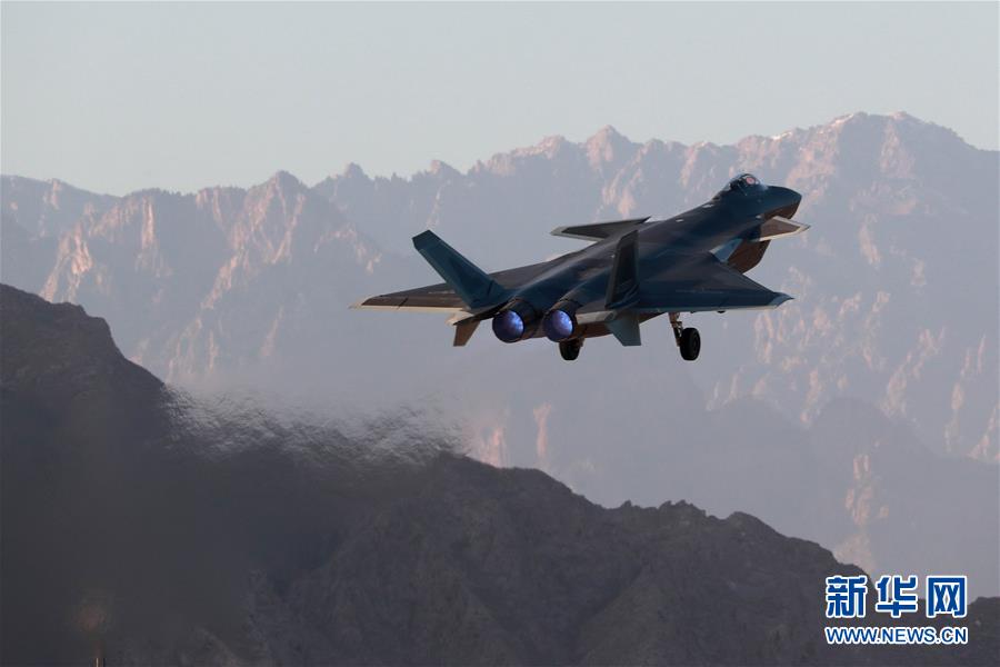 （新華全媒頭條·人民空軍70年·圖文互動(dòng)）（14）陽(yáng)光照耀奮飛的航程——黨中央、中央軍委和習(xí)主席關(guān)心人民空軍建設(shè)發(fā)展紀(jì)實(shí)