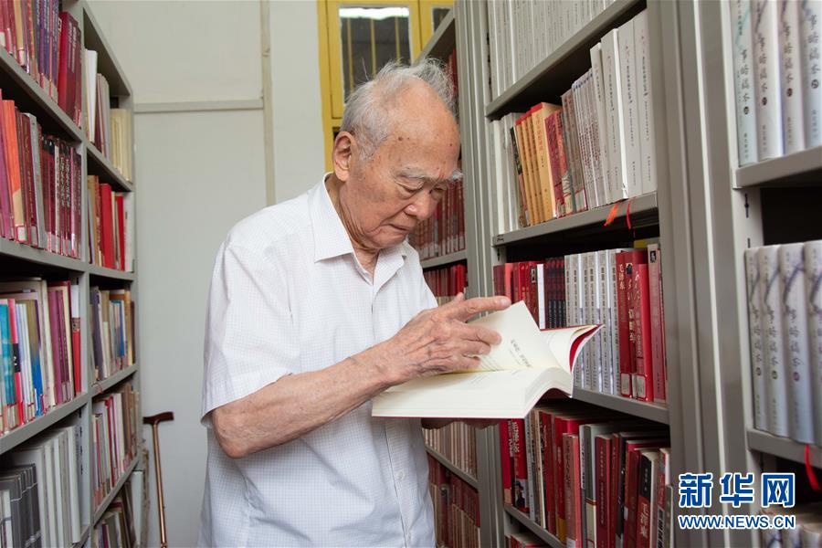 （新華全媒頭條·圖文互動(dòng)）（6）滄海橫流 信仰彌堅(jiān)——記共產(chǎn)黨員、湘潭大學(xué)九旬教授滄南