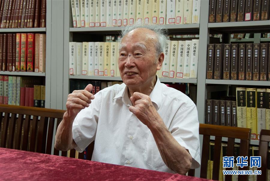 （新華全媒頭條·圖文互動(dòng)）（5）滄海橫流 信仰彌堅(jiān)——記共產(chǎn)黨員、湘潭大學(xué)九旬教授滄南
