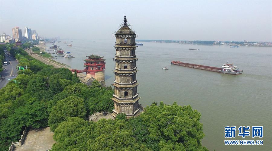 （在習(xí)近平新時(shí)代中國(guó)特色社會(huì)主義思想指引下&mdash;&mdash;新時(shí)代新作為新篇章&middot;總書記關(guān)切高質(zhì)量發(fā)展&middot;圖文互動(dòng)）（3）在藍(lán)天白云下&mdash;&mdash;污染防治攻堅(jiān)戰(zhàn)持續(xù)推進(jìn)