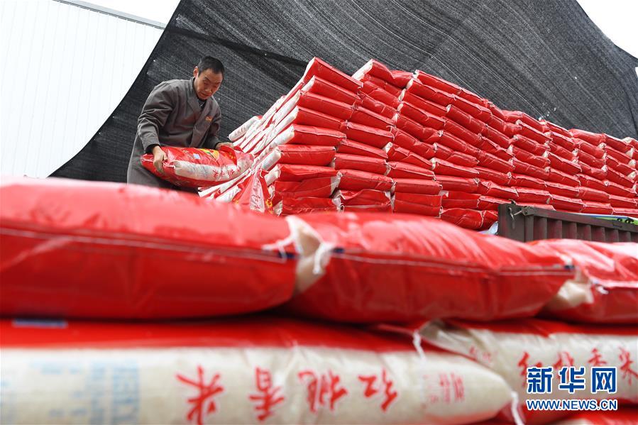 （在習(xí)近平新時(shí)代中國(guó)特色社會(huì)主義思想指引下——新時(shí)代新作為新篇章·總書記關(guān)切高質(zhì)量發(fā)展·圖文互動(dòng)）（4）穩(wěn)住“一頭豬”、供好“一袋米”、配好“一籃菜