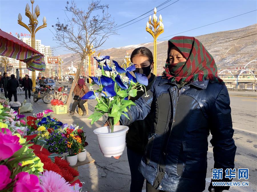 （新春走基層·圖文互動(dòng)）（2）“只要備好年貨，新的一年就可以風(fēng)調(diào)雨順”——臘月藏區(qū)年貨市場(chǎng)見(jiàn)聞