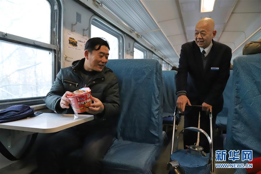 （新春走基層·圖文互動）（1）小康路上，與“小慢車”同行——長白山區(qū)綠皮火車二三事