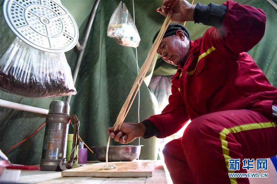 （新春走基層&middot;圖文互動）（7）大漠中，一頂帳篷守歲五年