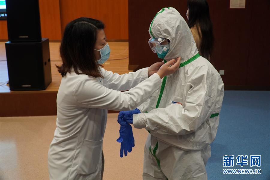 （聚焦疫情防控·圖文互動）（3）無法握手，但始終并肩