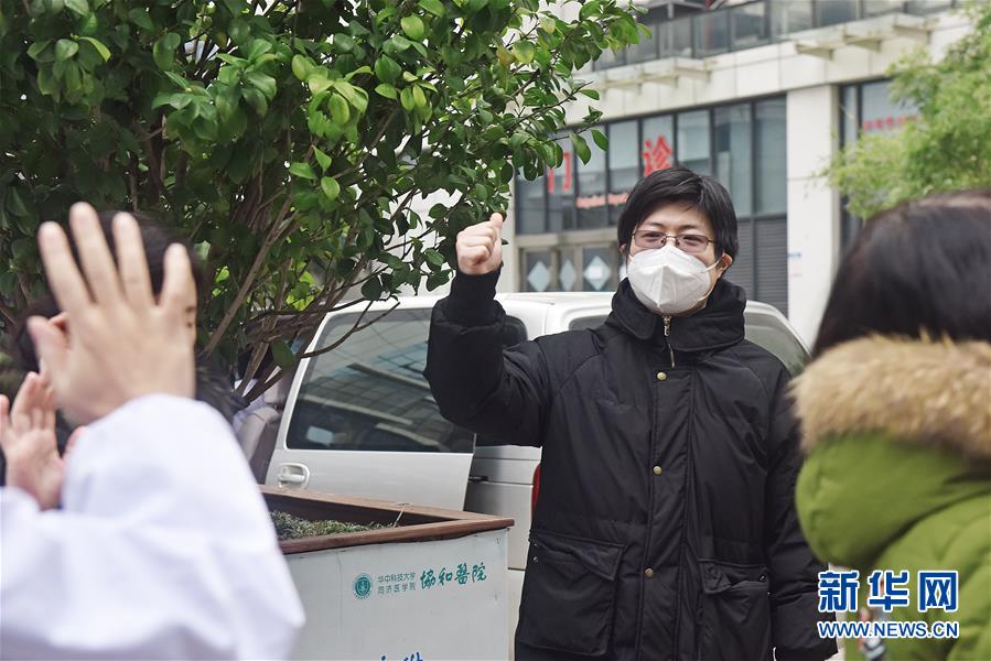 （新華全媒頭條·圖文互動）（2）戰(zhàn)紅區(qū)！——發(fā)生在武漢抗疫隔離病房內(nèi)的故事