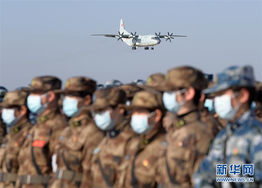 （聚焦疫情防控·圖文互動(dòng)）（1）空軍第四次向武漢大規(guī)?？者\(yùn)醫(yī)療隊(duì)員和物資