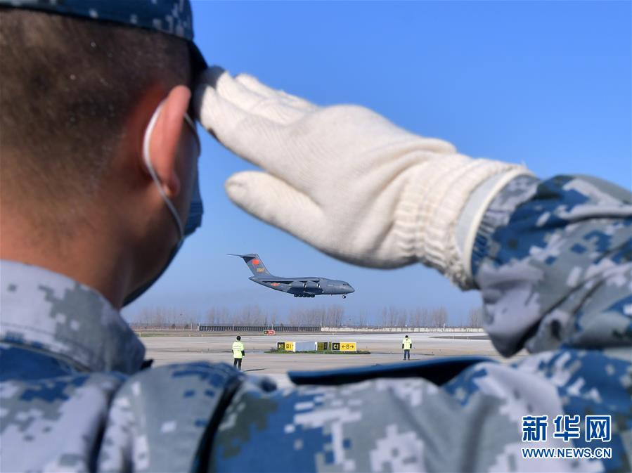 （聚焦疫情防控·圖文互動(dòng)）（3）空軍第四次向武漢大規(guī)?？者\(yùn)醫(yī)療隊(duì)員和物資