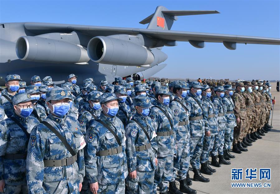 （聚焦疫情防控·圖文互動(dòng)）（8）空軍第四次向武漢大規(guī)?？者\(yùn)醫(yī)療隊(duì)員和物資
