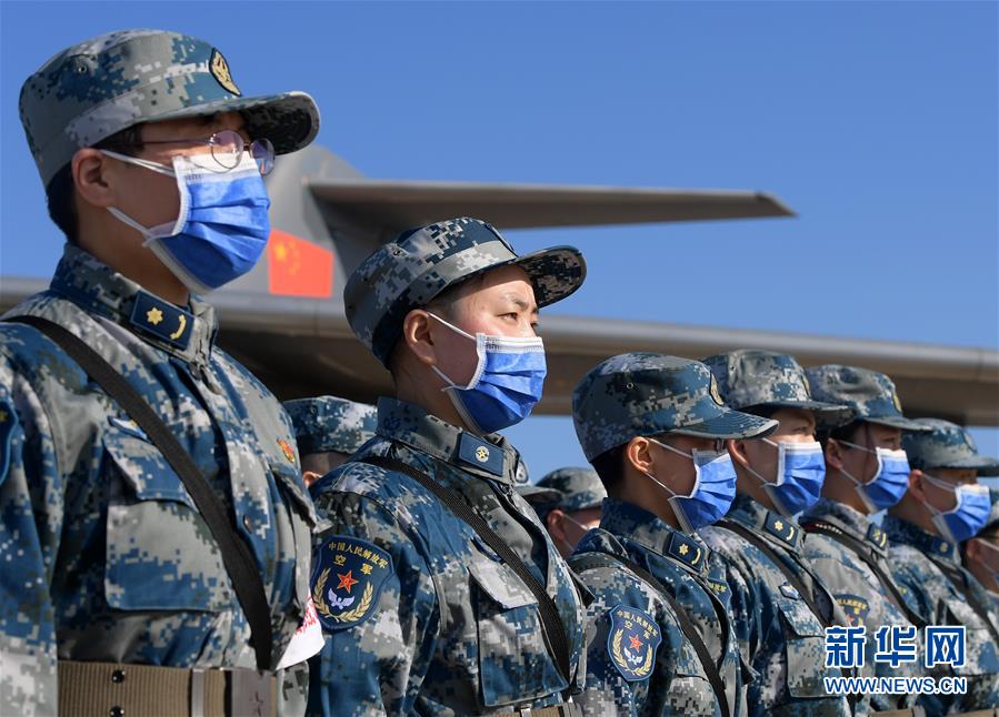 （聚焦疫情防控·圖文互動(dòng)）（10）空軍第四次向武漢大規(guī)?？者\(yùn)醫(yī)療隊(duì)員和物資