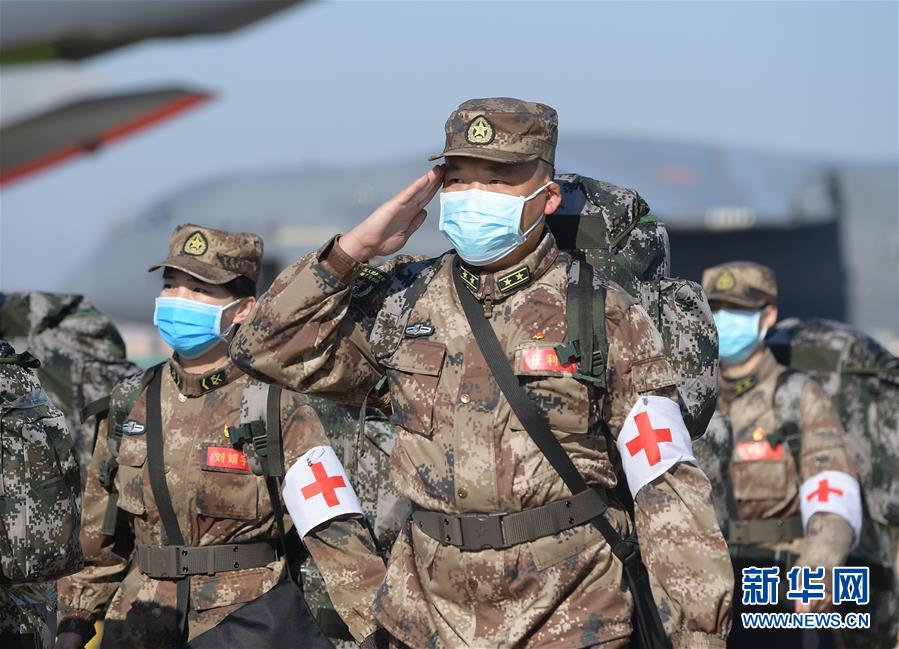（聚焦疫情防控·圖文互動(dòng)）（11）空軍第四次向武漢大規(guī)?？者\(yùn)醫(yī)療隊(duì)員和物資