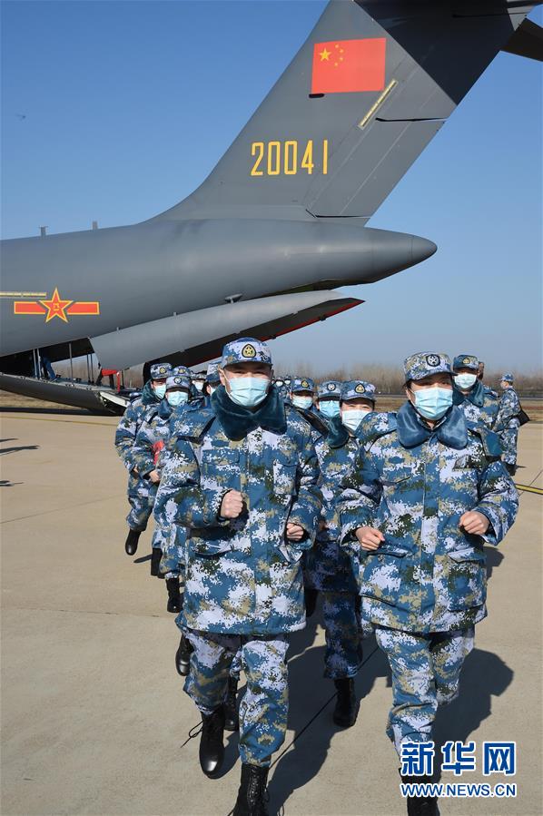 （聚焦疫情防控·圖文互動(dòng)）（14）空軍第四次向武漢大規(guī)?？者\(yùn)醫(yī)療隊(duì)員和物資