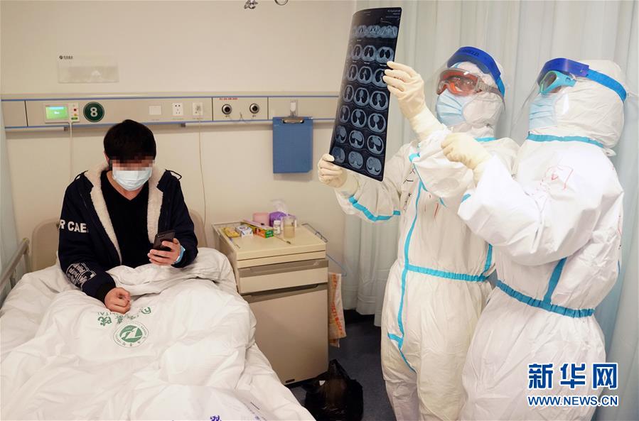 （新華全媒頭條·圖文互動(dòng)）（7）“與國(guó)家同舟，與人民共濟(jì)”——新冠肺炎重癥救治同濟(jì)醫(yī)院戰(zhàn)“疫”直擊