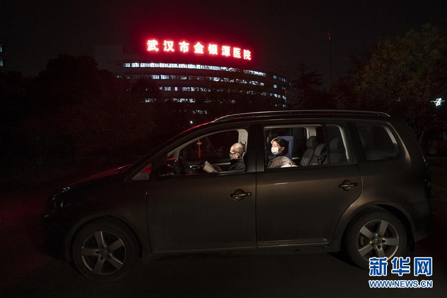 （一線抗疫群英譜·圖文互動(dòng)）（1）特寫(xiě)：為節(jié)省10分鐘，這對(duì)醫(yī)護(hù)夫妻“以車(chē)為家”