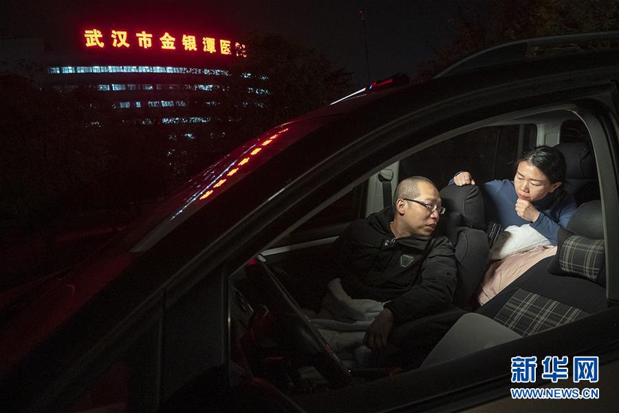 （一線抗疫群英譜·圖文互動(dòng)）（3）特寫(xiě)：為節(jié)省10分鐘，這對(duì)醫(yī)護(hù)夫妻“以車(chē)為家”