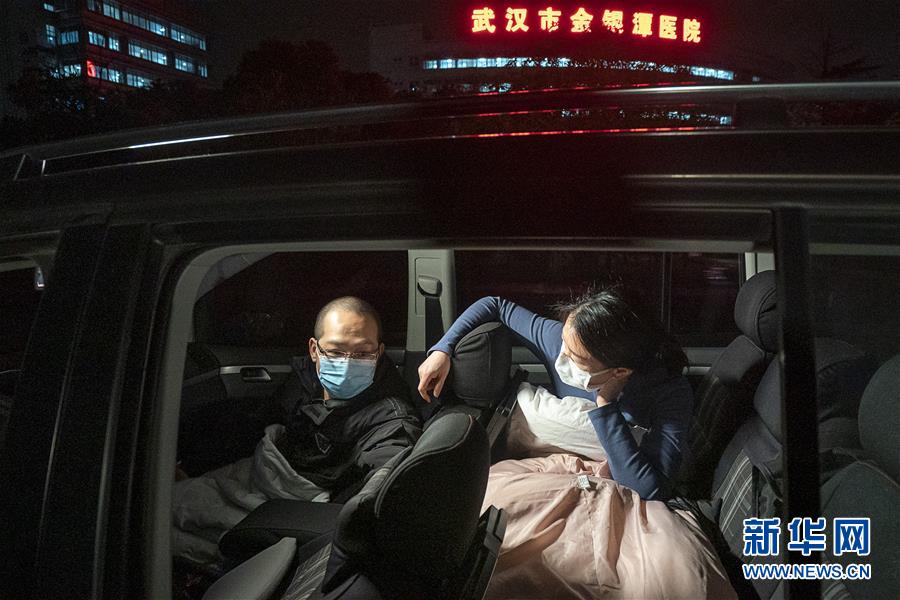 （一線抗疫群英譜·圖文互動(dòng)）（4）特寫(xiě)：為節(jié)省10分鐘，這對(duì)醫(yī)護(hù)夫妻“以車(chē)為家”