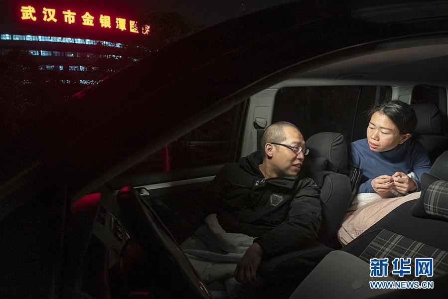 （一線抗疫群英譜·圖文互動(dòng)）（6）特寫(xiě)：為節(jié)省10分鐘，這對(duì)醫(yī)護(hù)夫妻“以車(chē)為家”