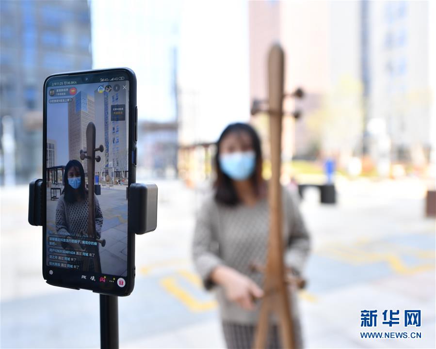 （圖文互動(dòng)）（1）展會變直播 員工變網(wǎng)紅——千億元家具產(chǎn)業(yè)別樣復(fù)工復(fù)產(chǎn)路