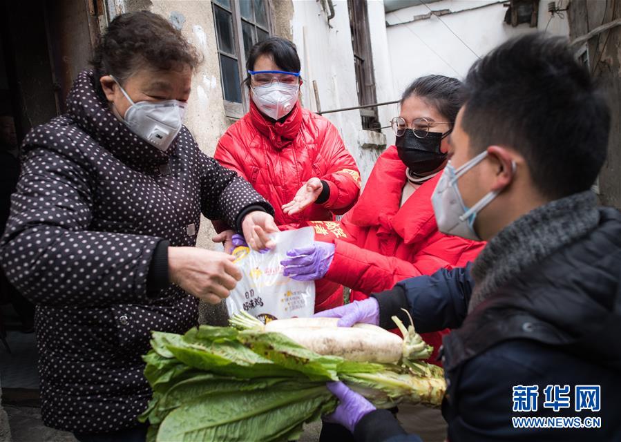 （新華全媒頭條·圖文互動）（10）守望相助，堅忍不拔——致敬武漢戰(zhàn)“疫”中千千萬萬個平凡英雄