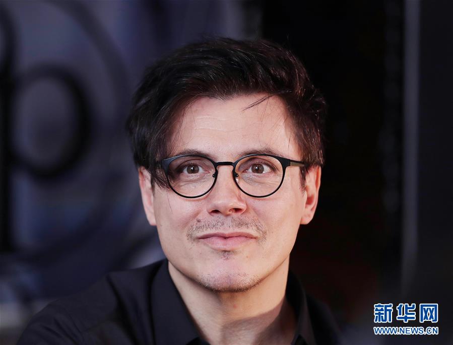 （國際·圖文互動）（6）通訊：手牽手，我們共同驅散陰霾——法國音樂人創(chuàng)作抗疫歌曲背后的故事