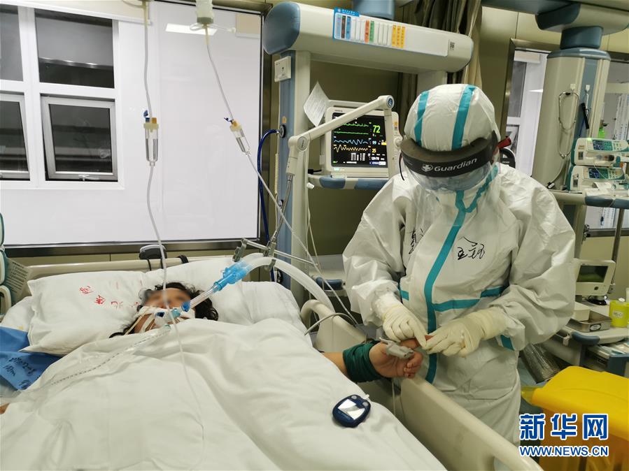 （一線抗疫群英譜·圖文互動）（2）生命之光，溫暖“無面之交”——記抗疫一線重癥監(jiān)護室90后護士金鈺 