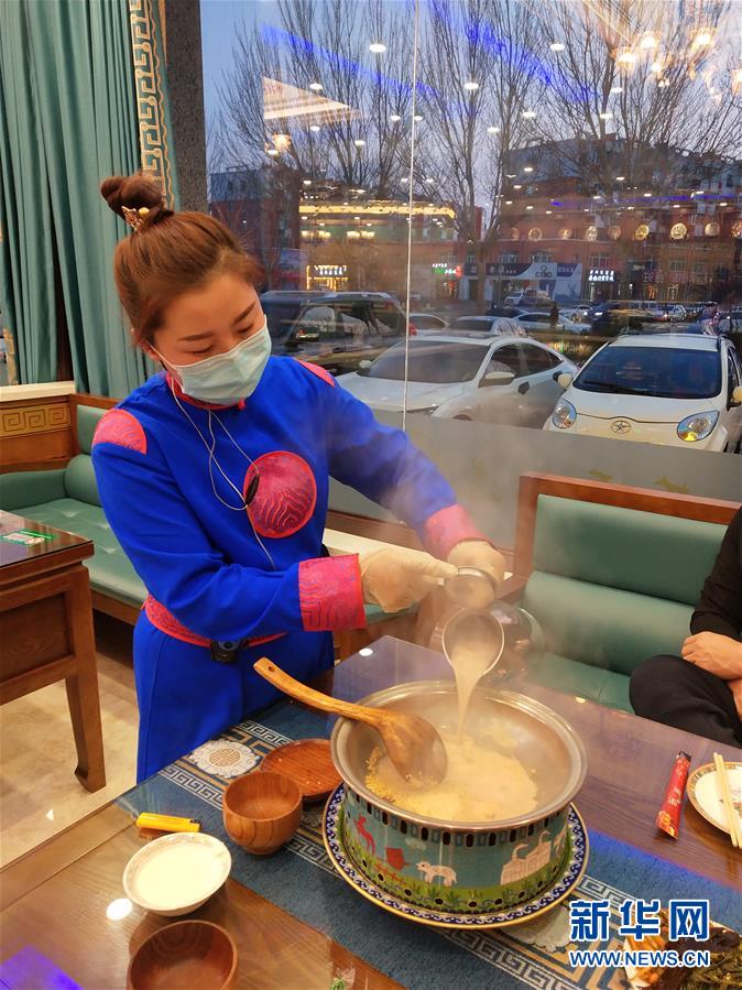 （圖文互動）（2）特寫：限人數、分餐吃、用公筷——偏遠小城“吃飯”見聞
