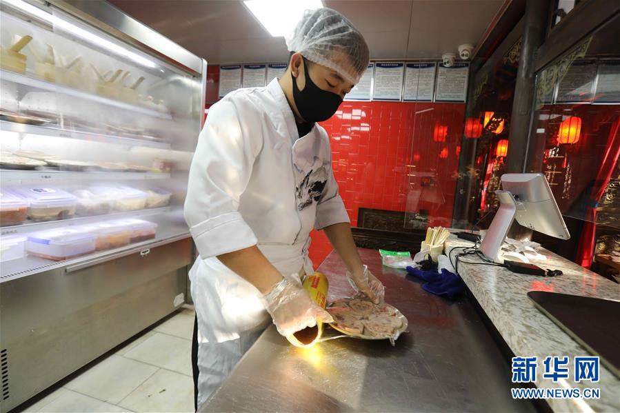 （圖文互動）（4）特寫：限人數、分餐吃、用公筷——偏遠小城“吃飯”見聞
