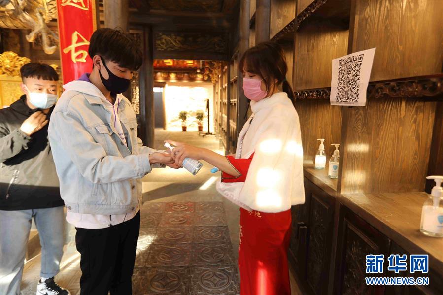 （圖文互動）（5）特寫：限人數、分餐吃、用公筷——偏遠小城“吃飯”見聞