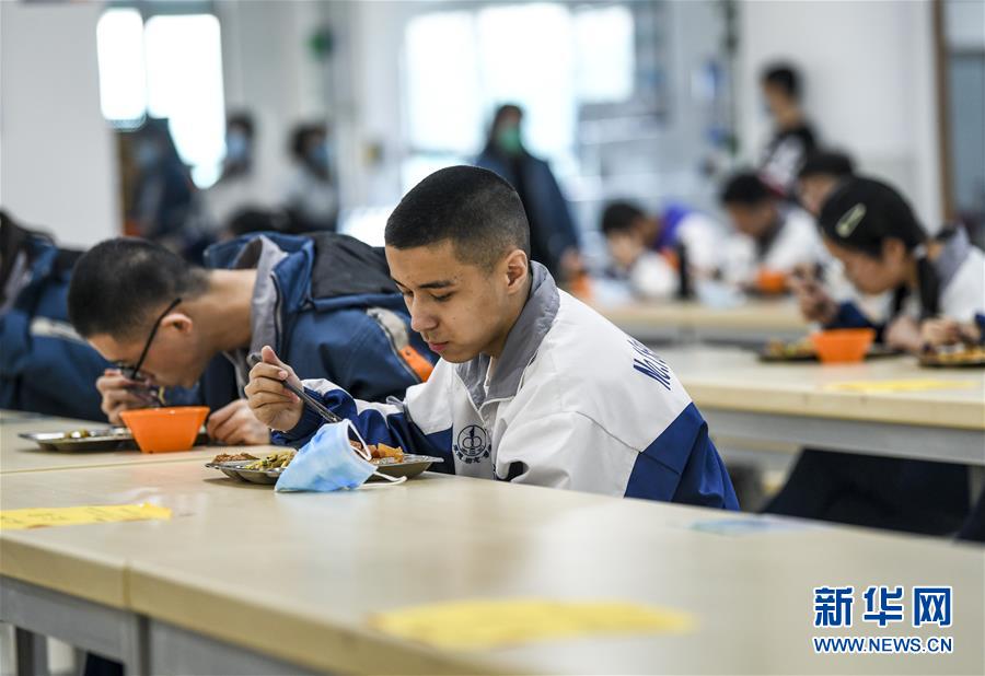 （圖文互動）（6）&ldquo;早&rdquo;安同學(xué)，&ldquo;早&rdquo;安老師！&mdash;&mdash;新疆初高中畢業(yè)班復(fù)課一周回訪見聞