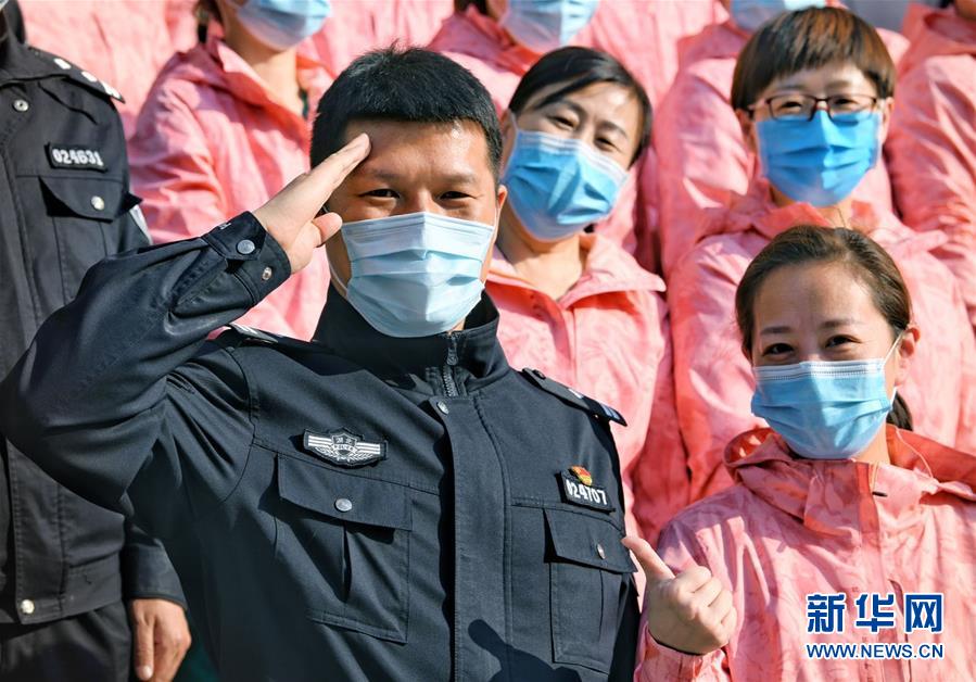 （習(xí)近平致敬的戰(zhàn)“疫”英雄·公安干警篇·圖文互動）（1）他們，抗疫一線鑄警魂
