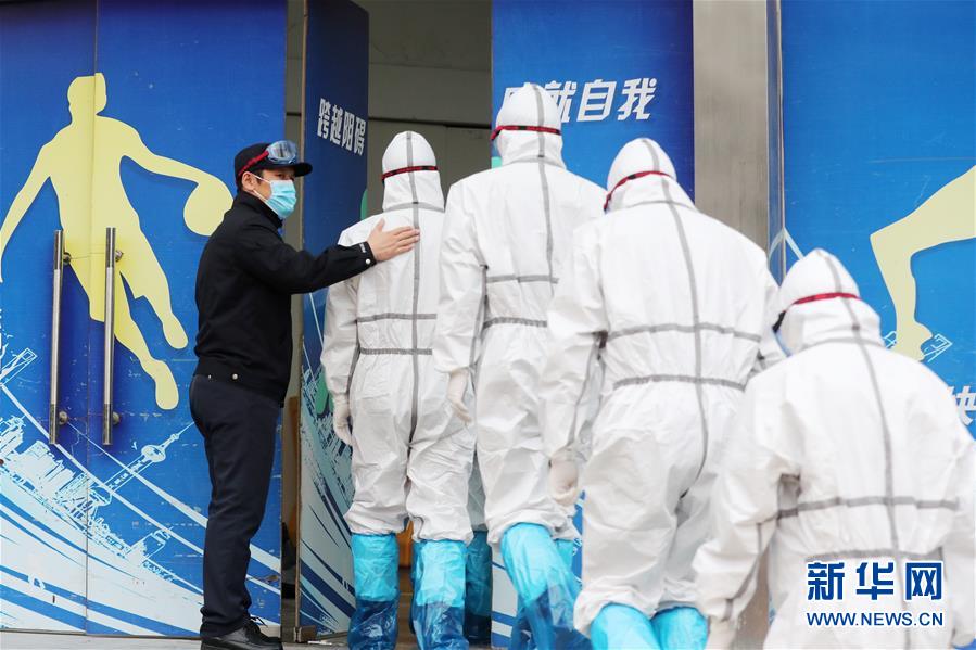 （習(xí)近平致敬的戰(zhàn)“疫”英雄·公安干警篇·圖文互動）（2）他們，抗疫一線鑄警魂