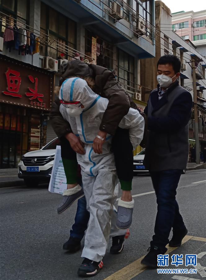 （習(xí)近平致敬的戰(zhàn)“疫”英雄·公安干警篇·圖文互動）（4）他們，抗疫一線鑄警魂