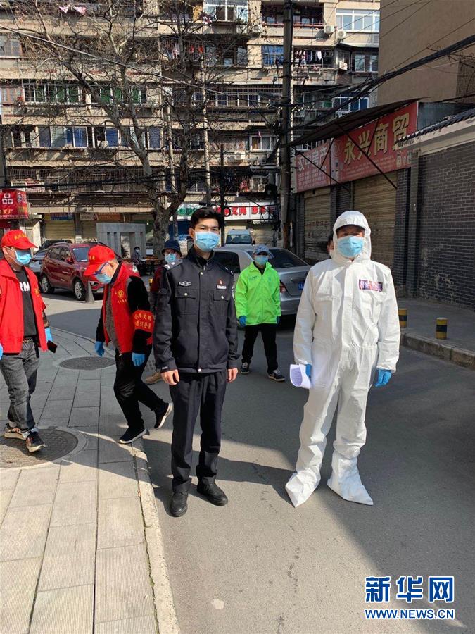 （習(xí)近平致敬的戰(zhàn)“疫”英雄·公安干警篇·圖文互動）（6）他們，抗疫一線鑄警魂