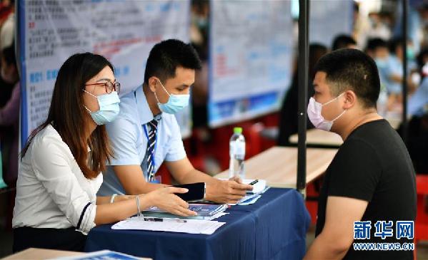 （聚焦復(fù)工復(fù)產(chǎn)）（3）?？谂e辦&ldquo;戰(zhàn)疫情&middot;促就業(yè)&rdquo;招聘會